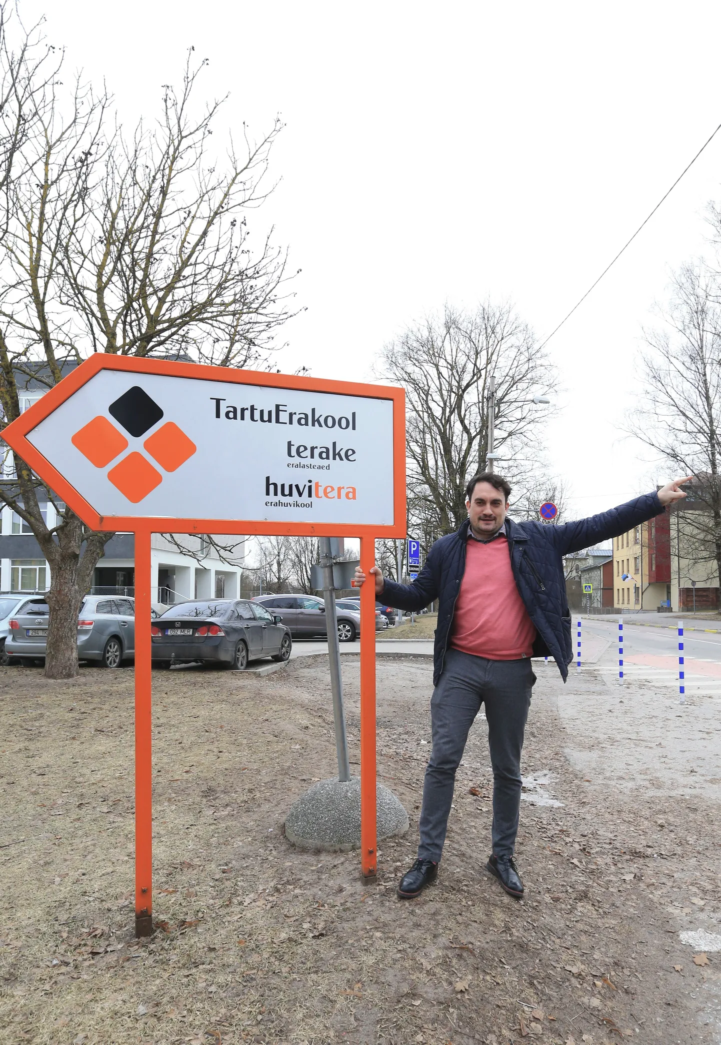 Tartu erakooli nõukogu esimees Urmo Uiboleht seisab Tähe tänava koolimaja kõrval. Samas hoones tegutsevad ka lasteaed Terake ning huvikool Huvitera.