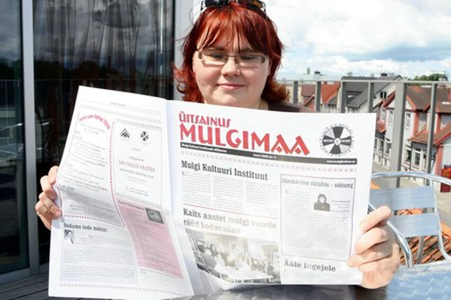 Pildil Kristel Habakukk ajalehega «Üitsainus Mulgimaa» 2008. aastal.