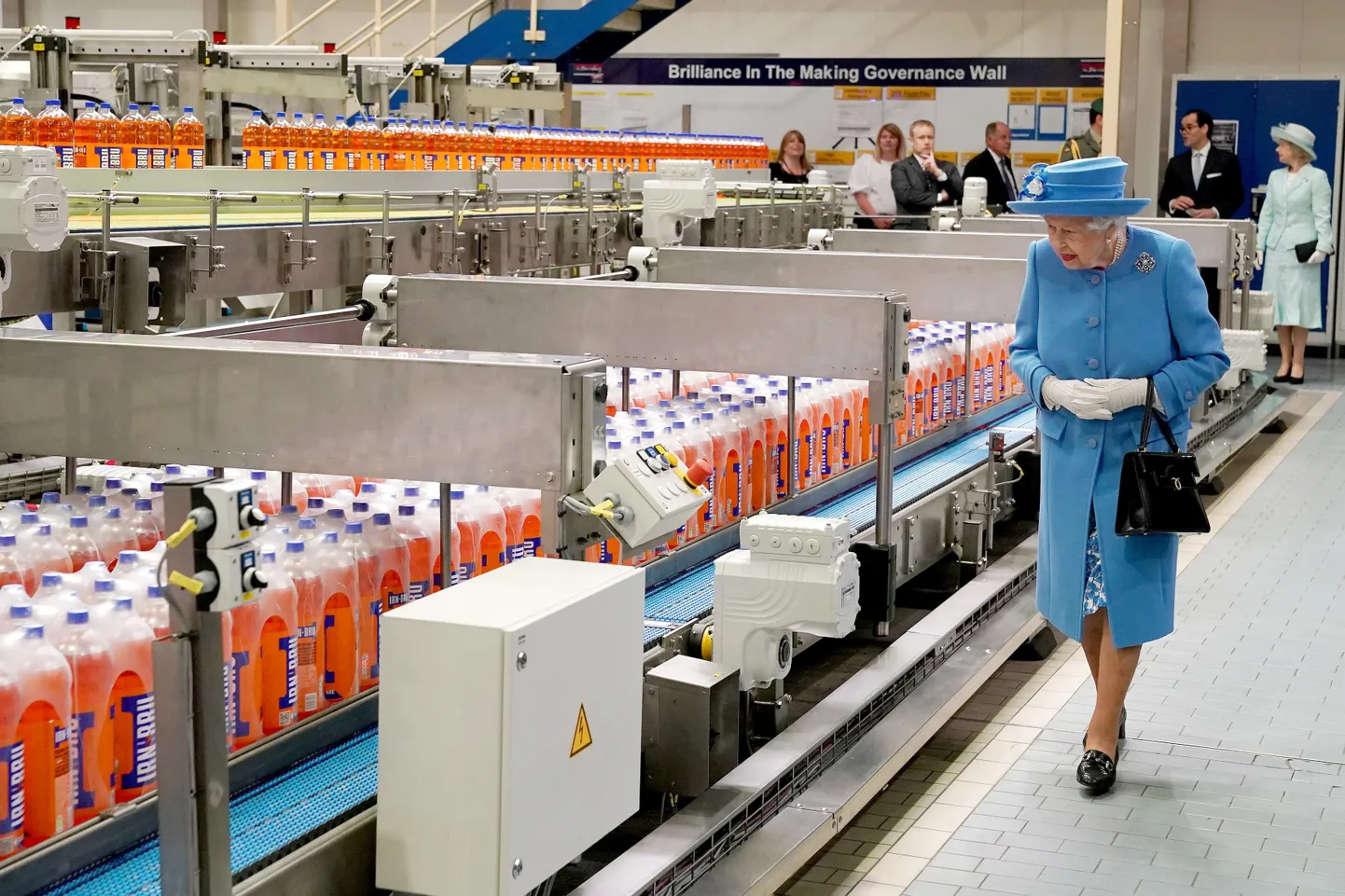 Kuninganna inspekteerimas šotlaste ühe rahvusjoogi Irn-Bru tootmisliini.