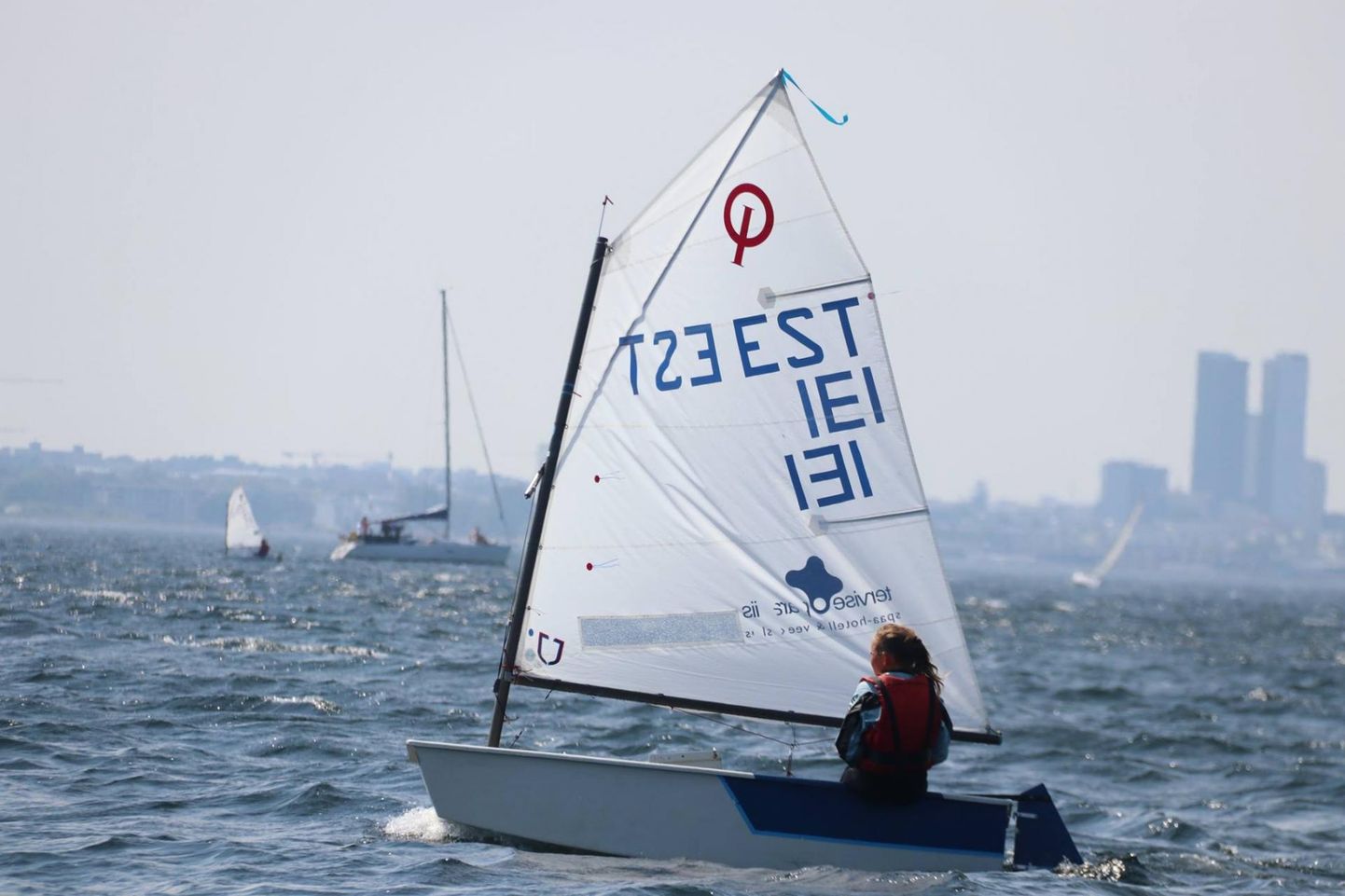 Sel suvel esimest korda Eesti meistrivõistlustel osalev Laura Marii Taggu juhib Optimistil purjetajate kodust sarja.