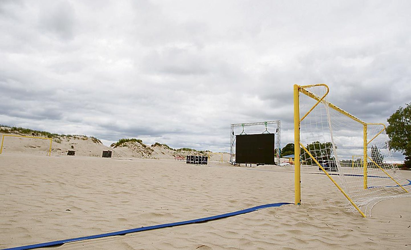 Suurim väliekraan on üles pandud uuel rannajalgpalli väljakul rannas.