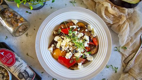 JAANIPÄEVA RETSEPT ⟩ Salat grillitud köögiviljade, virsiku ja fetaga viib keele alla