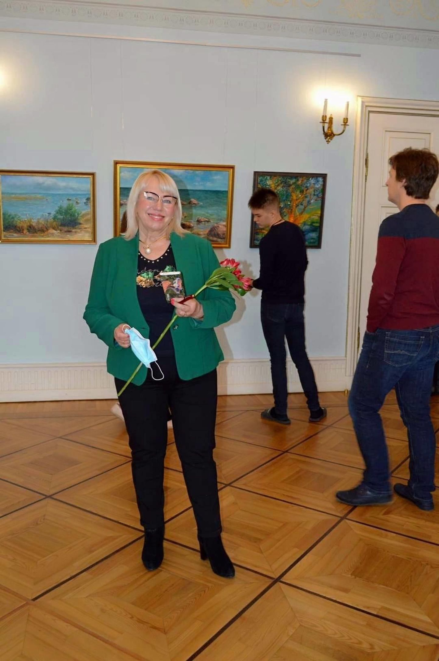 Riina Rillo avas Kiltsi mõisas õpetliku alatooniga maalinäituse “Valgus kõnnib kukesammul”.