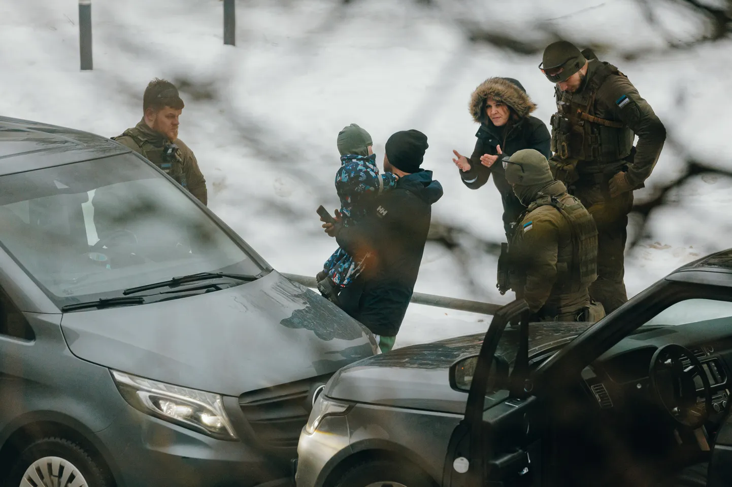 В Нарве в центре города для проверки водителя с ребенком понадобилась помощь спецподразделения полиции и переговорщика.