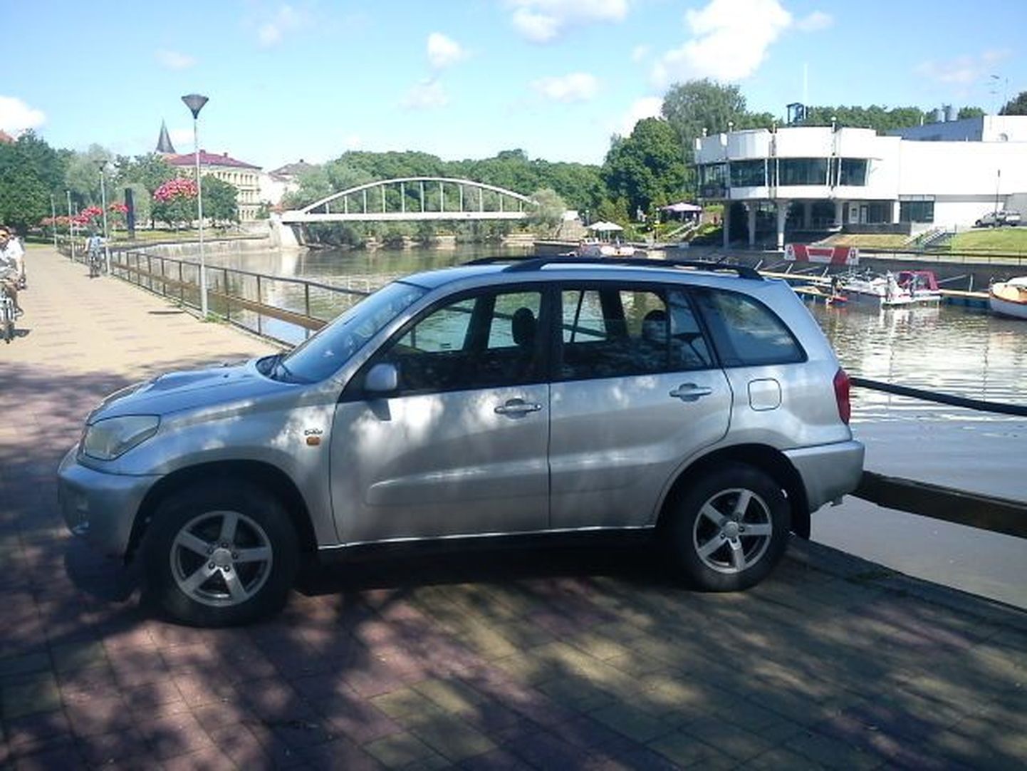 21. juuni hommikul põrutas parklas ootamatult liikuma hakanud Toyota Emajõe kaldapiiretesse, jäädes seal pidama.