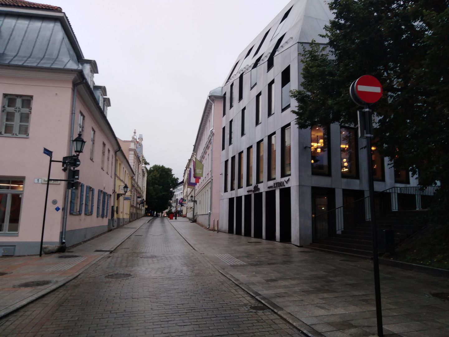 Neljapäeva hommikul ei reetnud Lydia hotelli ees miski, et seal ööbib hulk Rally Estonia peategelasi.
