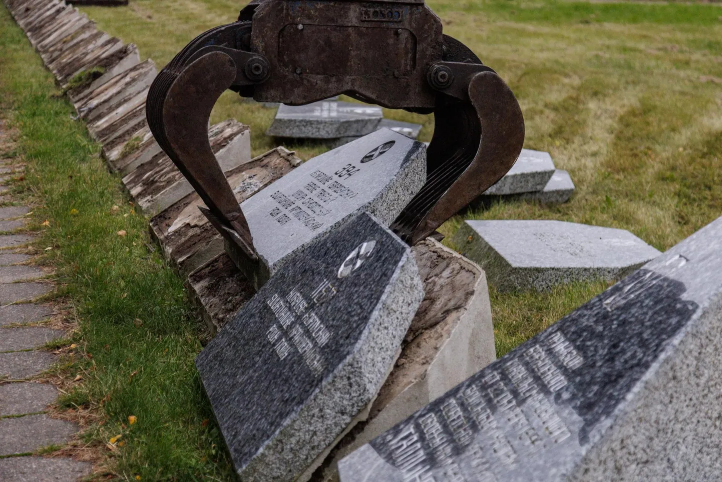 Maarjamäe memoriaali alalt eemaldati okupatsioonisümboleid kandvad punaväeosade mälestustahvlid.