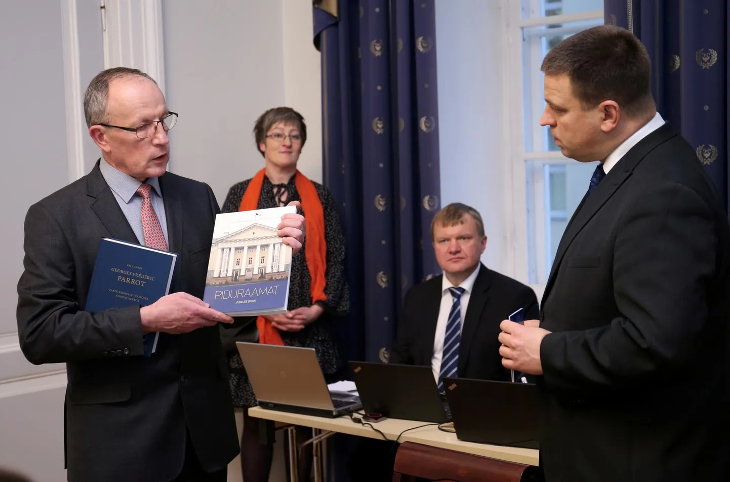 Valitsuse väljasõiduistungi eel jagati vastastikku ka kingitusi. Tartu ülikooli rektor Toomas Asser (vasakul) kinkis peaminister Jüri Ratasele rahvusülikooli aastapäeva tegemisi kajastanud raamatu ning monograafia Georges Frédéric Parrot’st. Ülikool sai peaministrilt mälestuseks pildi Toompea nõlvast.