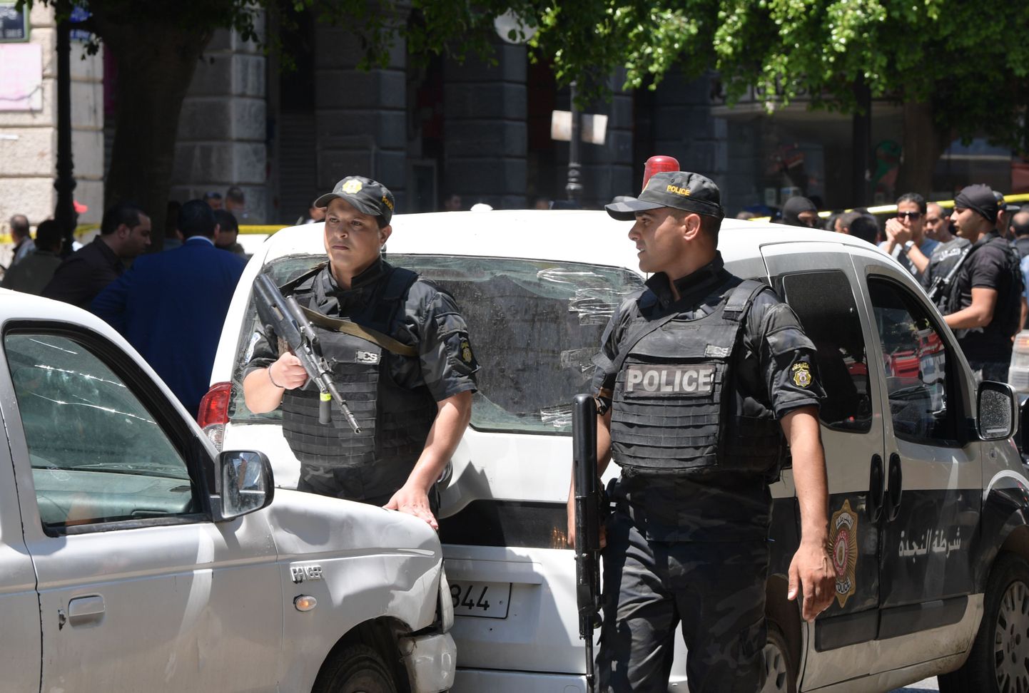 Likumsargi patrulē Tunisijas galvaspilsētā.