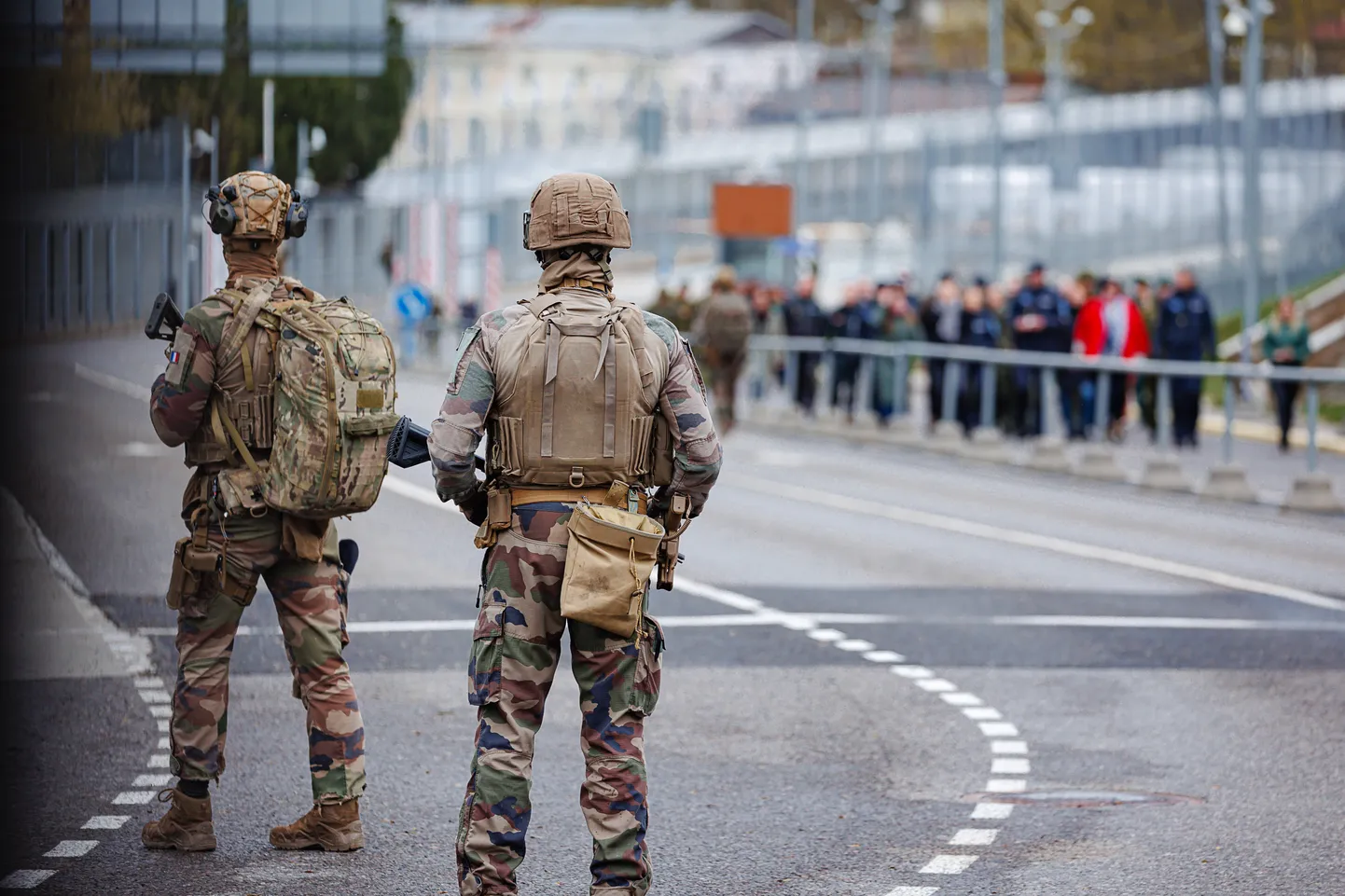 Mai algul toimus Narva piiripunktis õppus "Kilp", mille käigus mängiti läbi ka olukorrad, kus Venemaalt tungivad Eestisse illegaalsed immigrandid. Eesti ametivõimude arvates on praeguses olukorras riigile julgeolekuohuks kõik Venemaa elanikud, mistõttu saab neid siia lubada vaid erandjuhtudel.