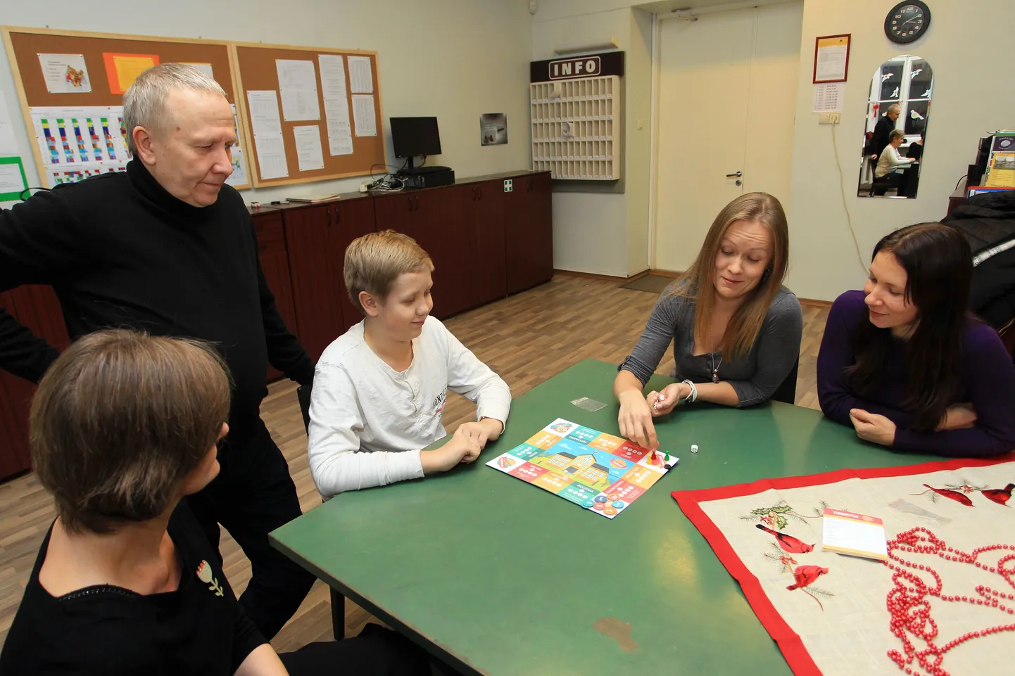 Tartu Karlova kooli õpetajate tuppa kogunesid kooli huvijuht Jandra Mölder (paremalt), näitleja Inga Lunge, sama kooli viienda klassi õpilane Rasmus Allik, muusik Toomas Lunge ning loovagentuuri Dada AD finantsjuht ja üks omanikke Riina Kelp. Neid kõiki ühendab lauamäng «Viska 5!».