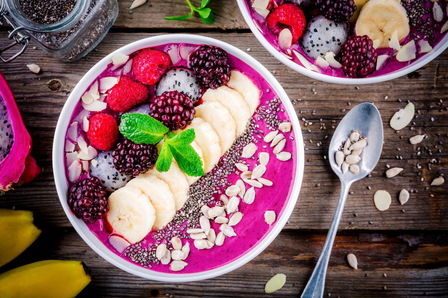 Здоровый завтрак миска: голубичный коктейль с бананом, малиной, питайей, ежевикой, миндалем, подсолнечником и семенами чиа