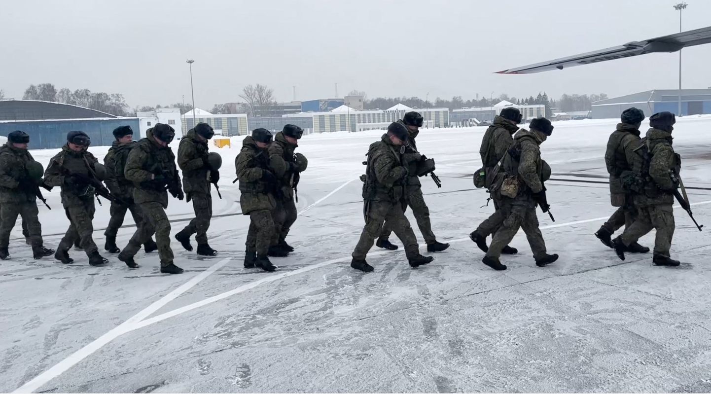 Krievijas karavīri ceļā uz Almati lidostu.