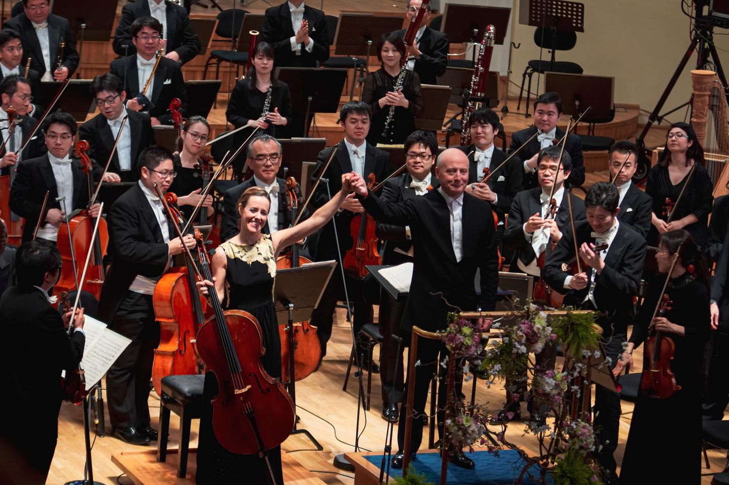 Jaapani Ringhäälingu NHK sümfooniaorkester alustas oma peadirigendi Paavo Järvi juhatusel Euroopa-turneed publikut lummanud kontserdiga Estonia kontserdisaalis. Solist on tšellist Sol Gabetta. 