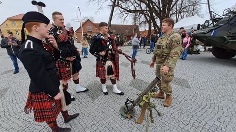 VIDEOLUGU ⟩ Liitlasväed näitasid Võrus, millega nad Eestit kaitsevad