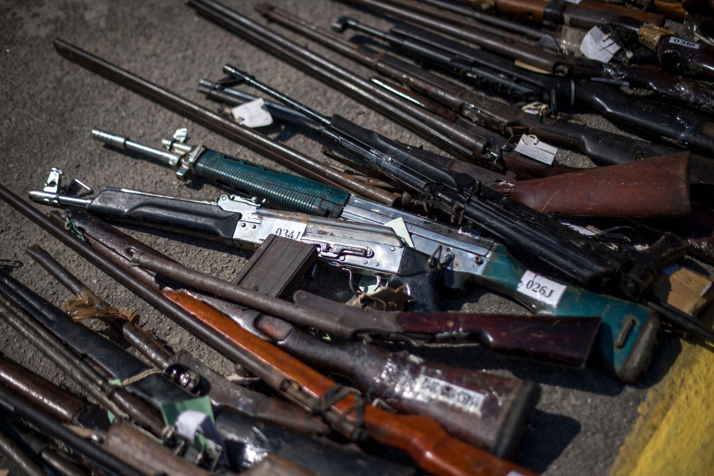 Konfiskeeritud relvad. Pildil olevad relvad pole Šveitsis aset leidnud juhtumiga seotud.