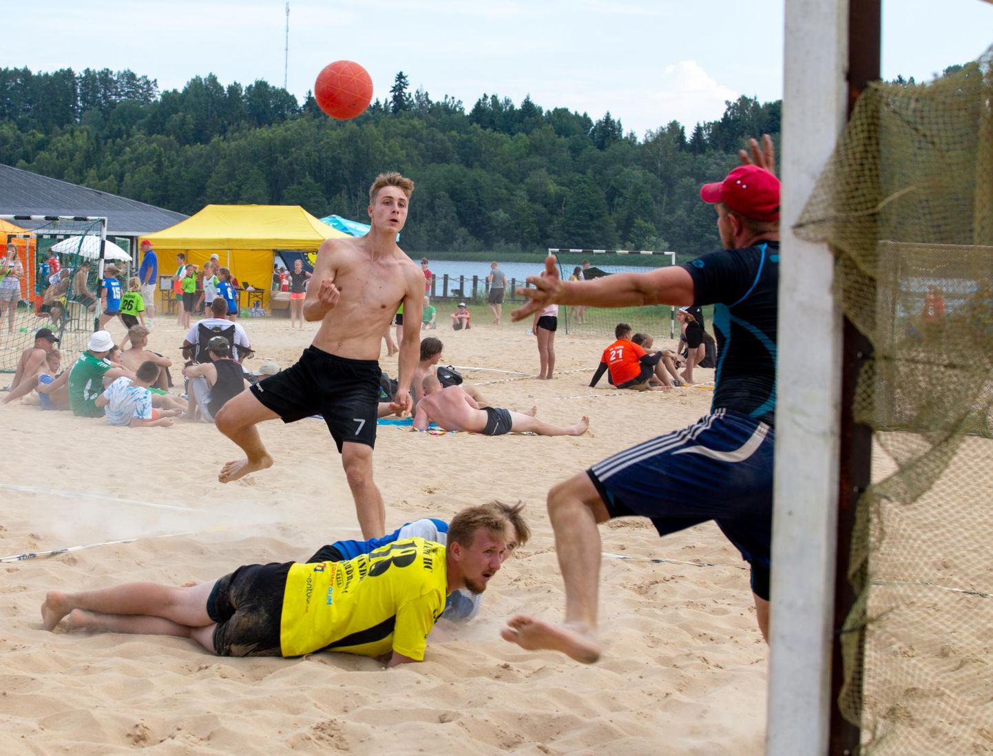 Ka mullu selgitati Viljandis toimunud Eesti rannakäsipalli meistrivõistluste teisel etapil parimaid võistkondi. Toona olid ka võistlustules kohalikud käsipallurid.
