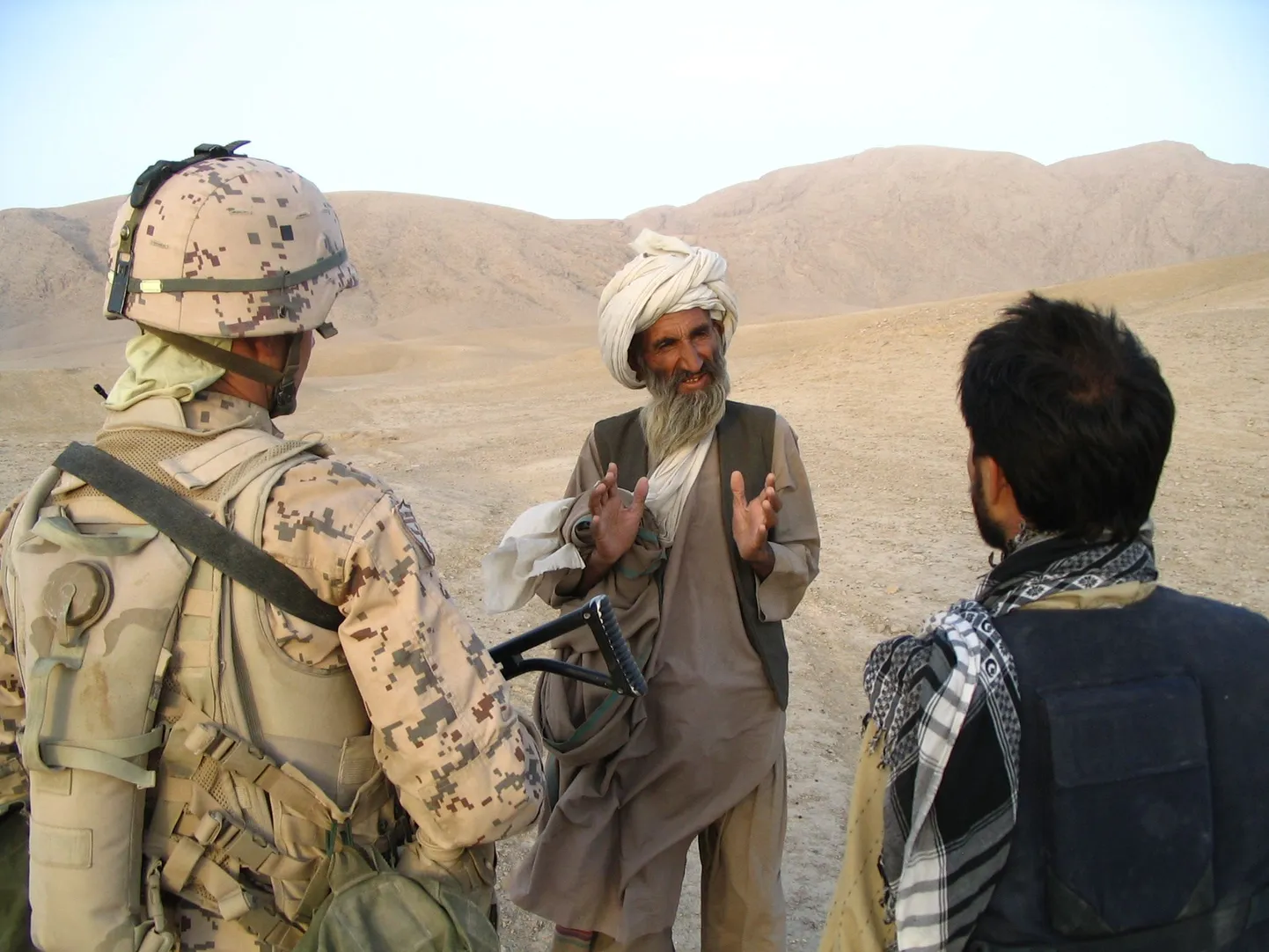 Eesti sõdur küsitleb Afganistanis kohalikku.