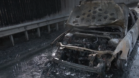 VIDEO ⟩ Uz Vidzemes šosejas nodeg auto, kas bija ceļā uz tehnisko apskati