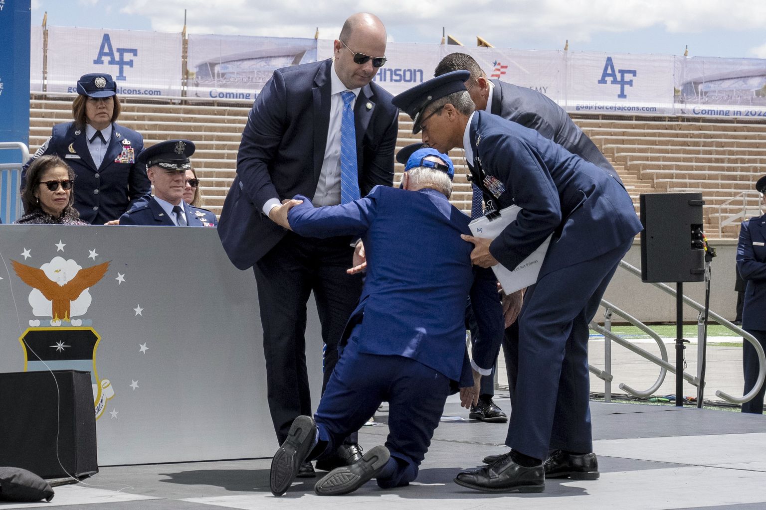 USA president Joe Biden kukkus Colorado Springsis õhuväe akadeemia lõputseremoonial.