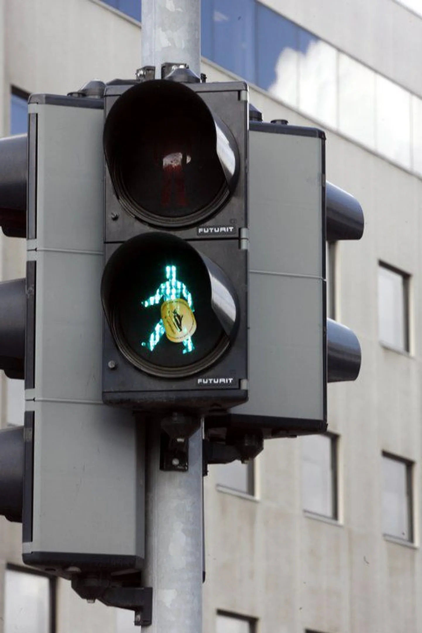 Зеленый сигнал светофора еще не гарантирует пешеходу безопасный переход улицы.
