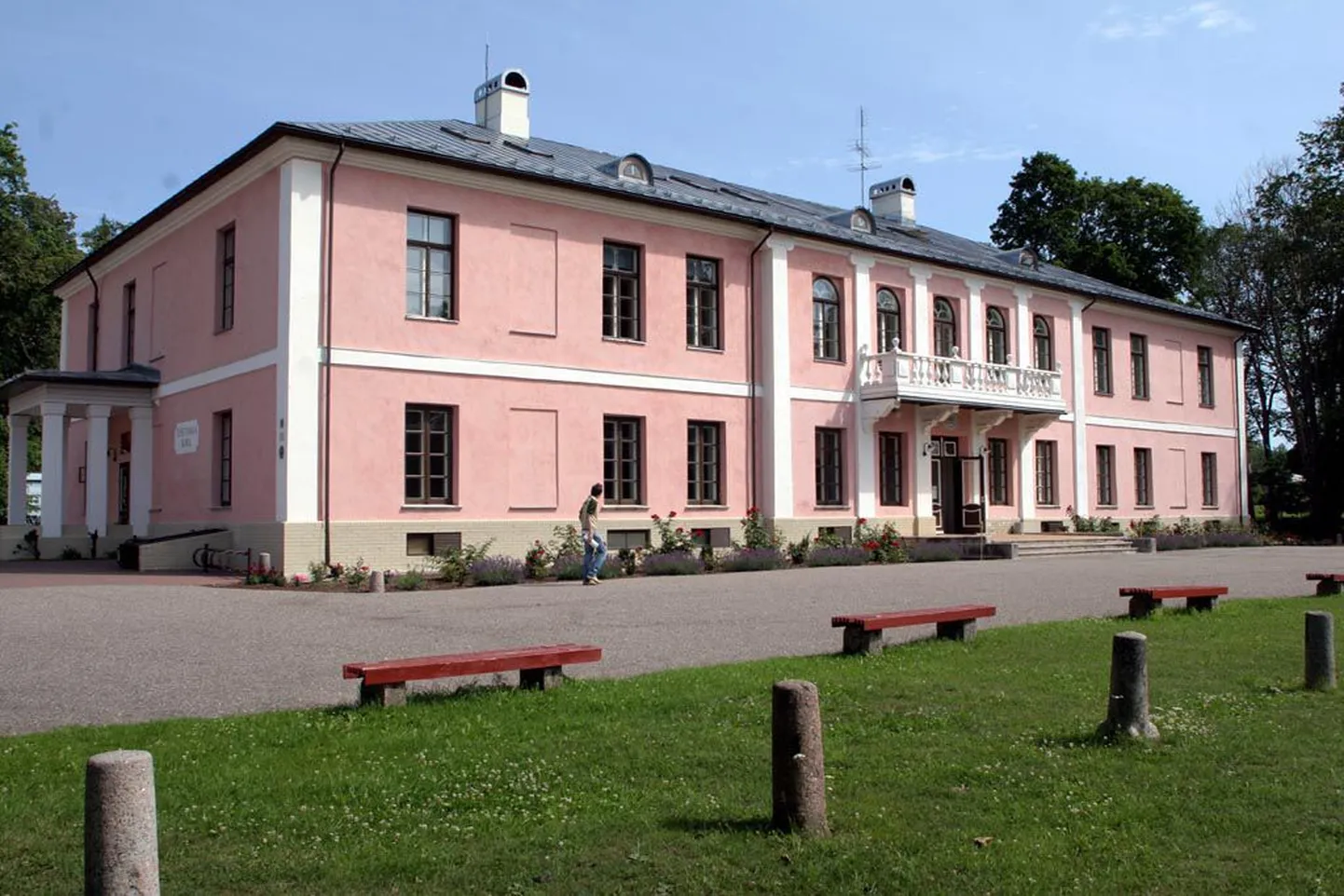 Tõstamaa keskkool, mis asub restaureeritud Tõstamaa mõisas.