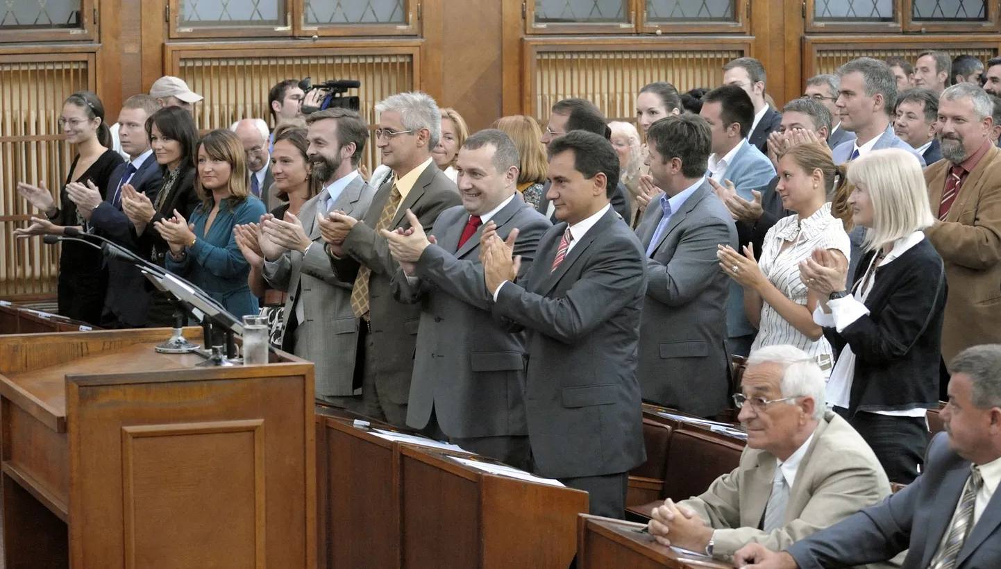 Serbia parlamendi liikmed aplodeerimas pärast stabilisatsiooni- ja assotsiatsioonilepingu ratifitseerimist.