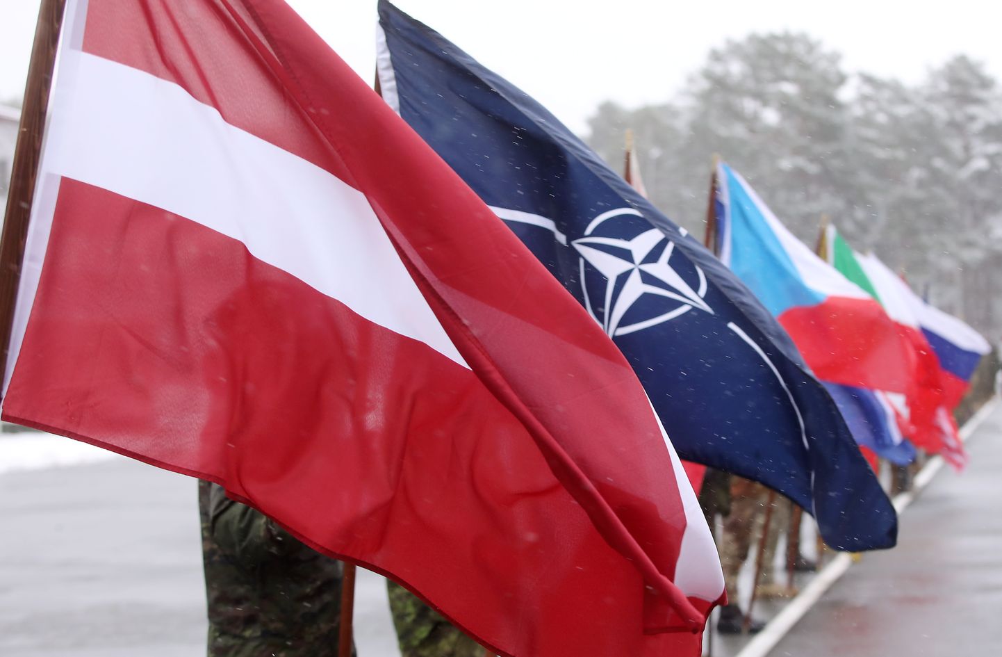 NATO valstu karogi Ādažu militārajā bāzē, kuru apmeklē NATO ģenerālsekretārs.