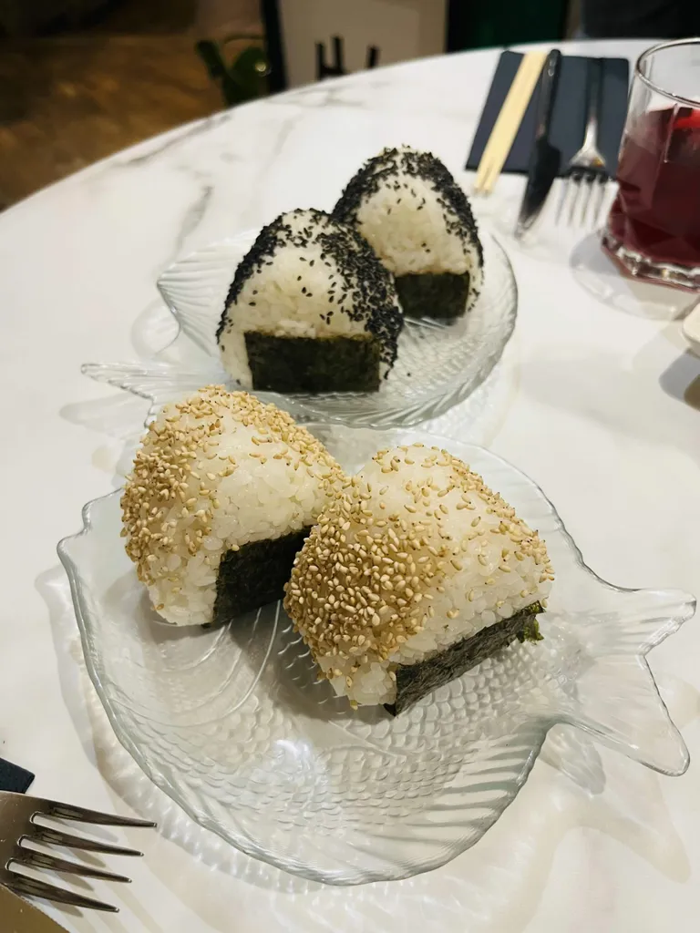 Kuidas neid süüagi? Onigiri’sid nähes tekkis see küsimus küll; Jaapanis on need riisipallid äärmiselt populaarsed.