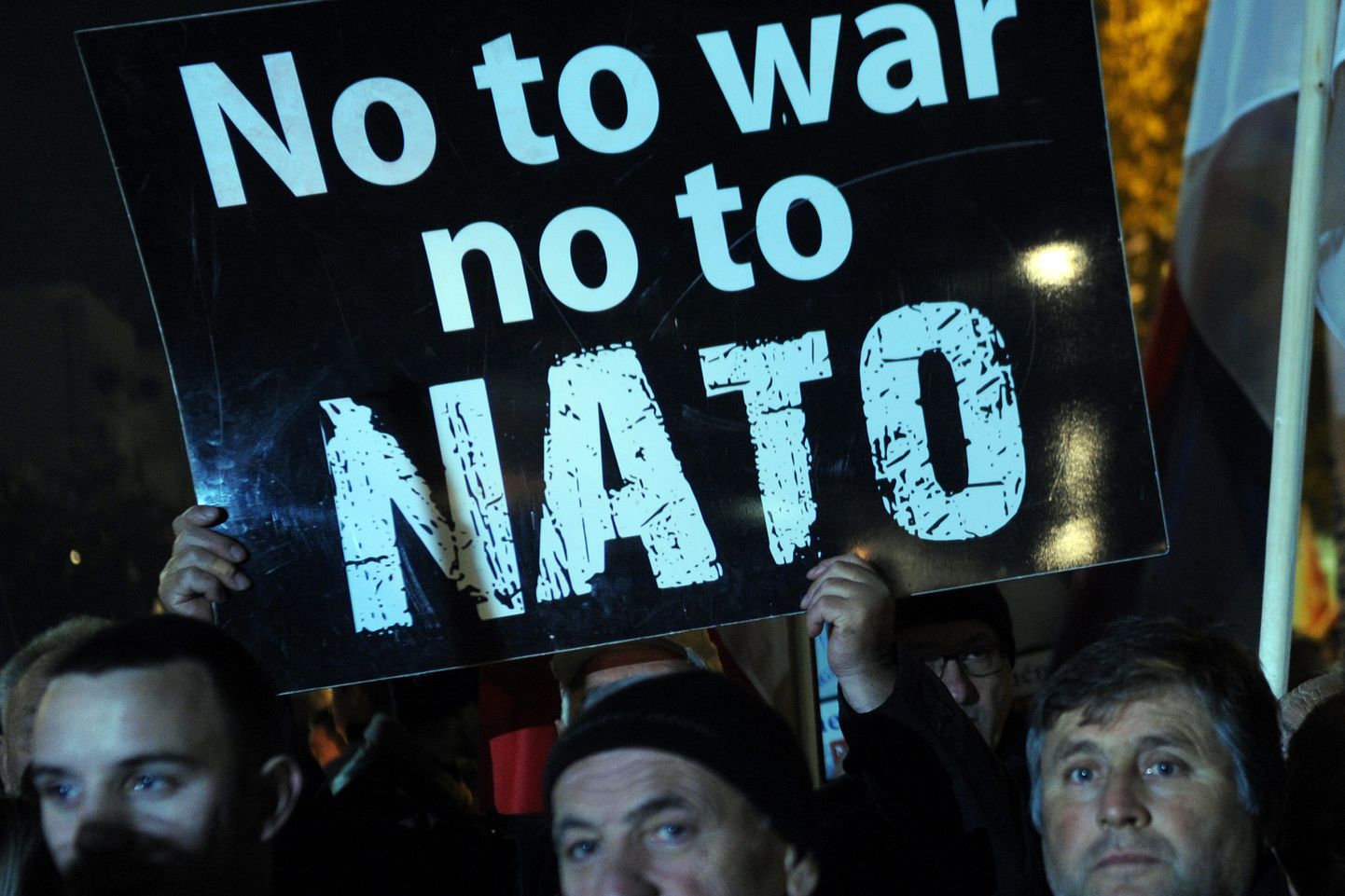 Meeleavaldajad tunamullu Montenegro pealinnas Podgoricas. Mitte kõik sealsed elanikud ei poolda NATOt.