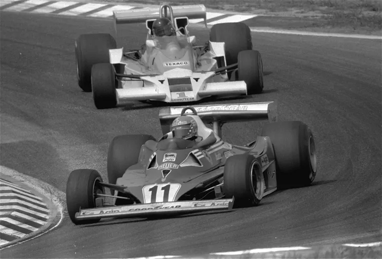 Niki Lauda (esiplaanil) kaotas 1976. aastal Ferrari ridades maailmameistritiitli kõigest ühe punktiga McLareni roolis karjääri ainsaks jäänud tiitli võitnud James Huntile (taga).
