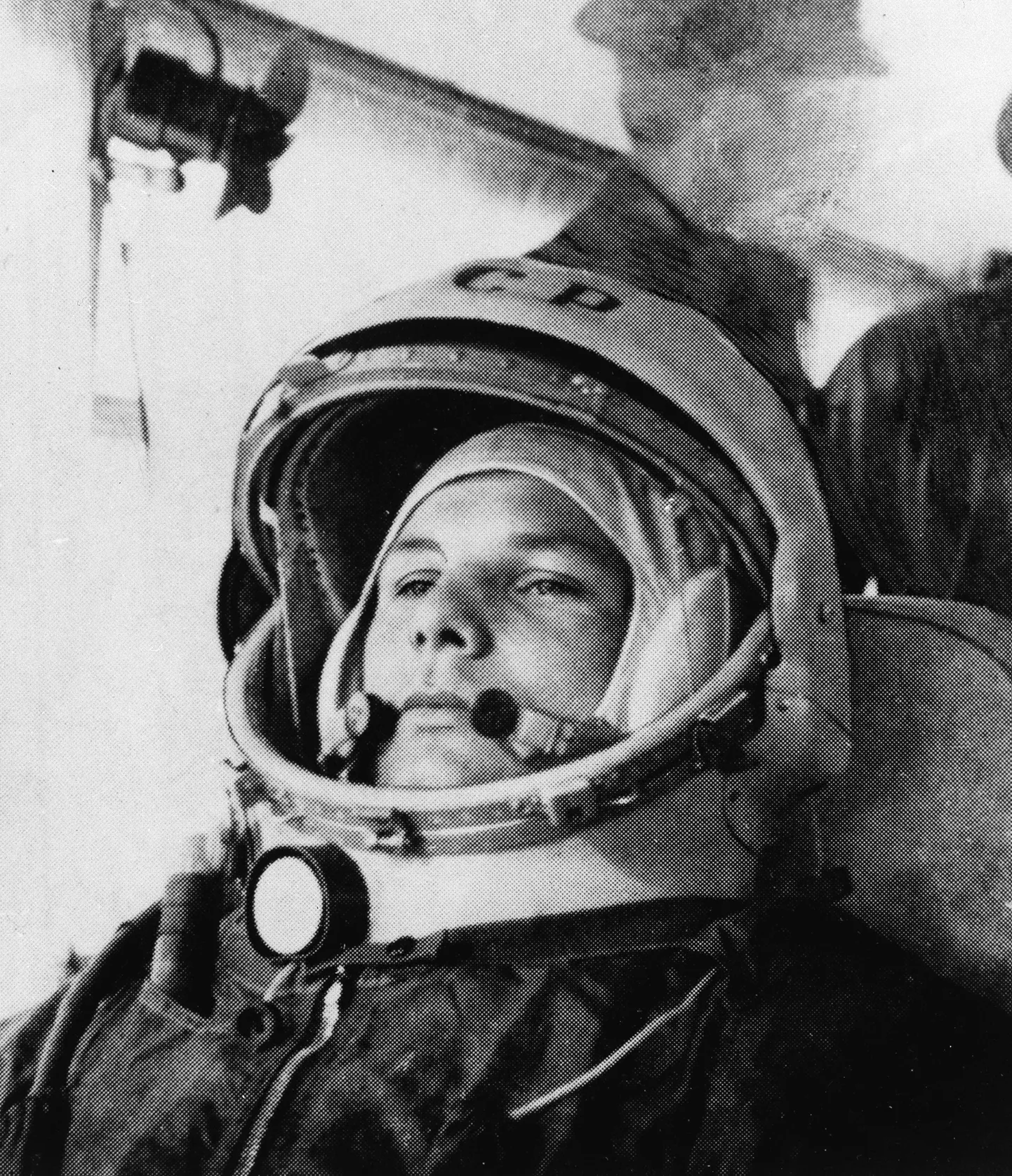 Yuri Gagarin, Nõukogude Liidu kosmonaut, tegi ajalugu 1961. aastal, saades esimeseks inimeseks, kes lendas kosmosesse. Tema teekond Vostok 1 pardal tähistas inimkonna uut ajastut kosmoseuuringutes.