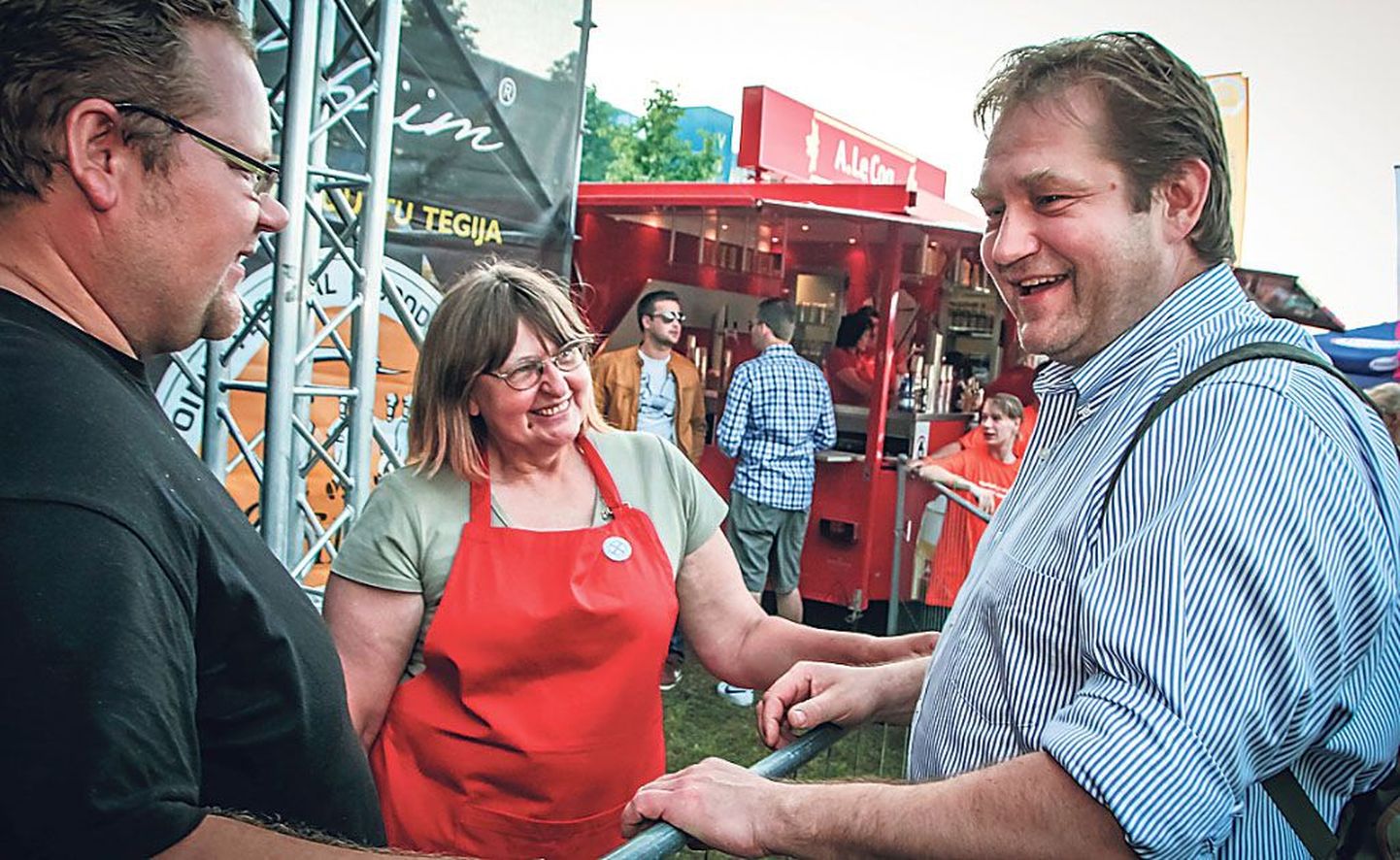 Europarlamendi saadik Ivari Padar ostis heategevuslikult oksjonilt barbecue-ahjus küpsetatud sea, mille ta toidupangale annetas.