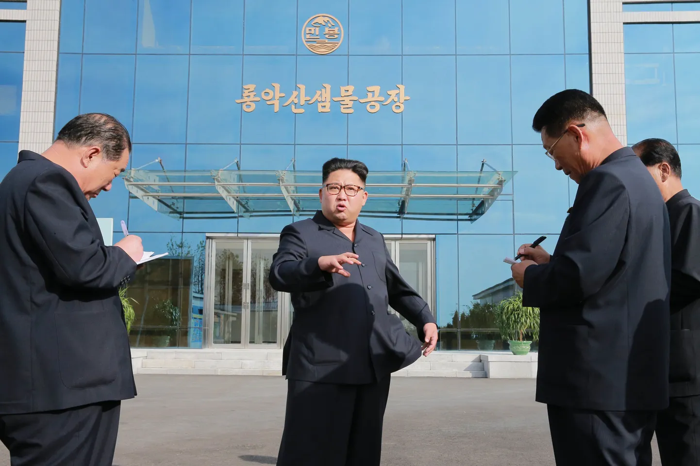Põhja-Korea liider Kim Jong-Un juhiseid jagamas.