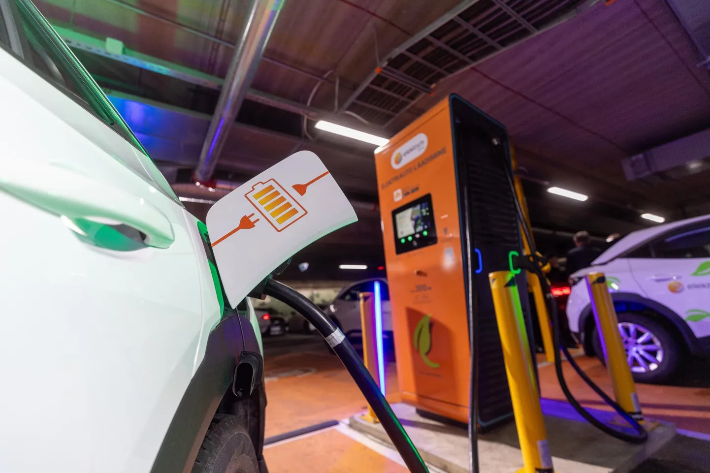 Tallinnas T1 keskuse parkimismajas avati eelmisel nädalal Eesti suurim elektriautode laadimispark.