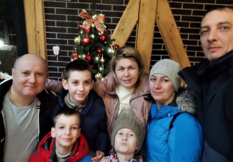 Inna Šulženko taga keskel, ta mees Pavlo vasakul, klassivend Artjom koos naisega paremal, ees kahe pere lapsed.