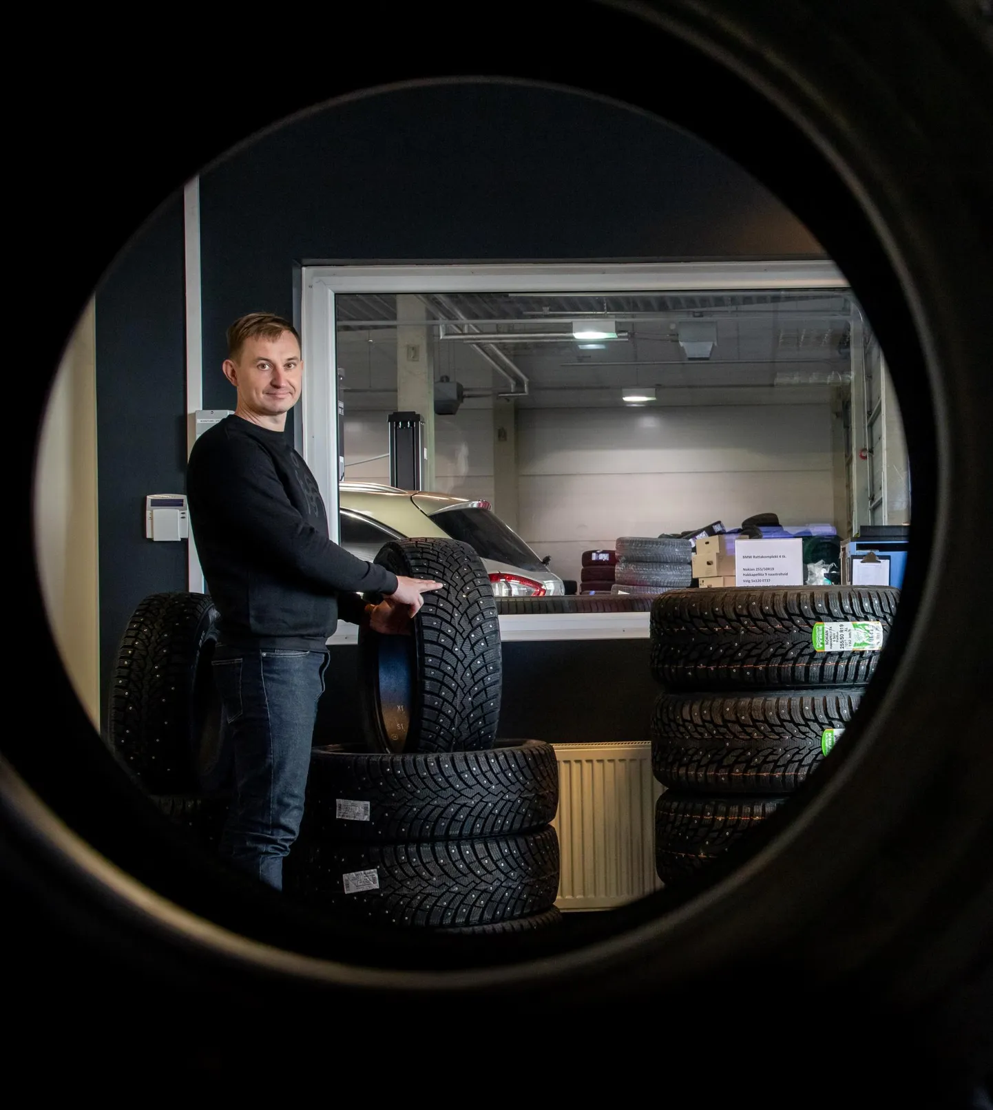 Tirespot OÜ juhatuse liige Tarmo Tammiksaare rääkis, et rehve valides tuleks veenduda, kas tegu on tehasenaelutusega või on naastud hiljem lisatud. Tehasenaelutusega naastrehv hoiab tema sõnul naaste kindlamalt rehvis kogu eluea vältel, mis tagab suurema turvalisuse.