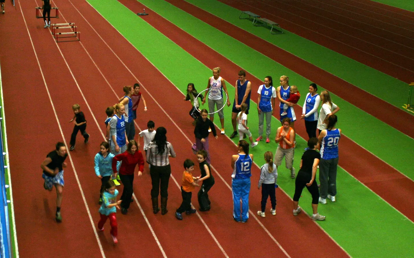 Ülikooli korvpallinaiskond aitas Tartu laste turvakodul veeta koolivaheaega sportlikult.