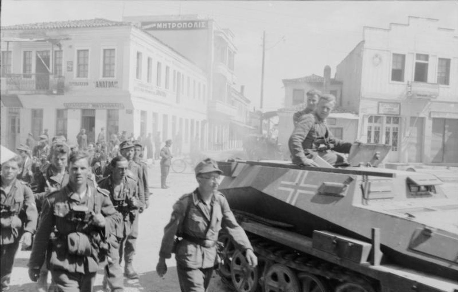 Saksamaa sõdurid marsivad 1941. aasta aprillis Ateenasse. 