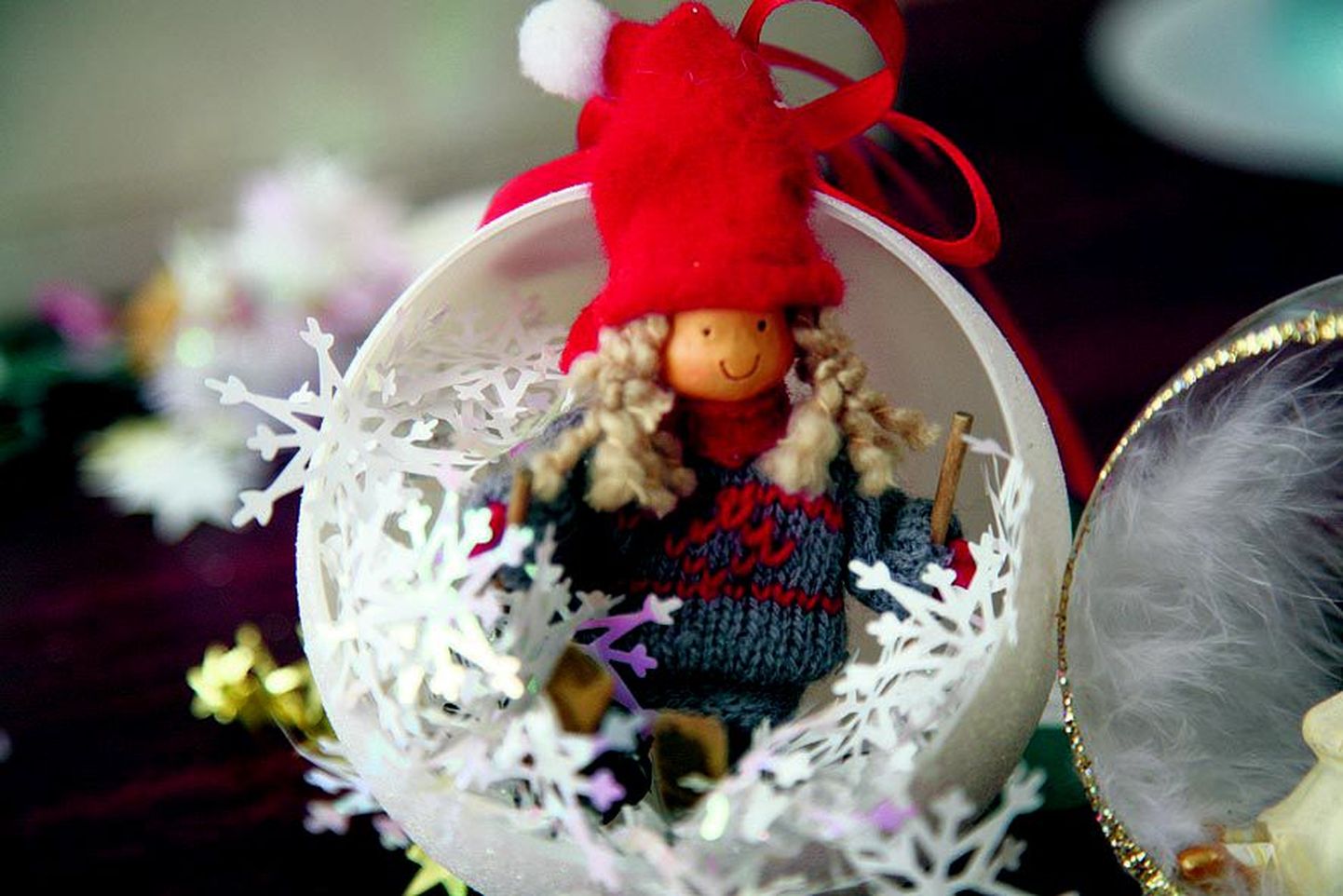 Dekoratiivesemete komplekteerija Eha Hanni käe all muutuvad igavad jõulukuulid pidulikeks eheteks: need saavad külge vanikud, lipsud, kaunistusketid ja figuurid.