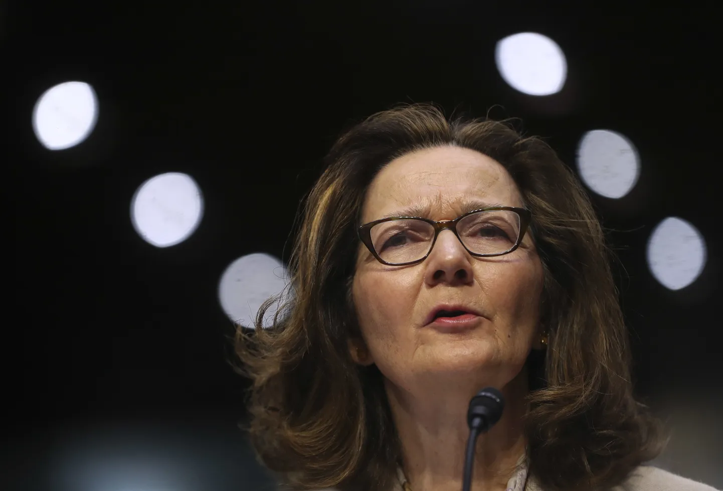 Gina Haspel senati luurekomitee ees kõnelemas.