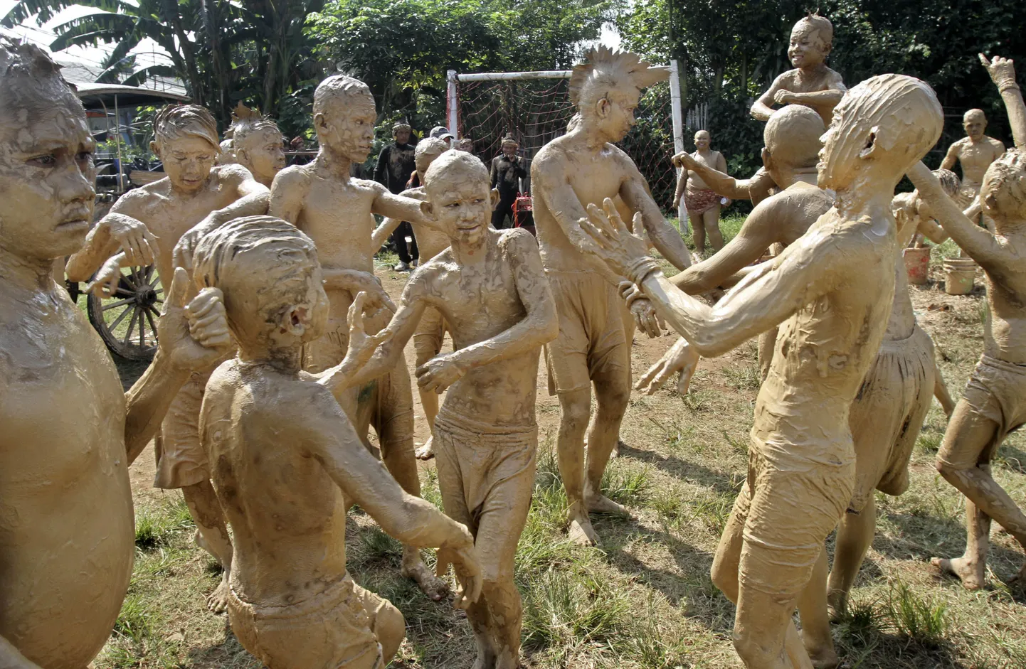 Mudaga kaetud inimesed Indoneesias Jakartas