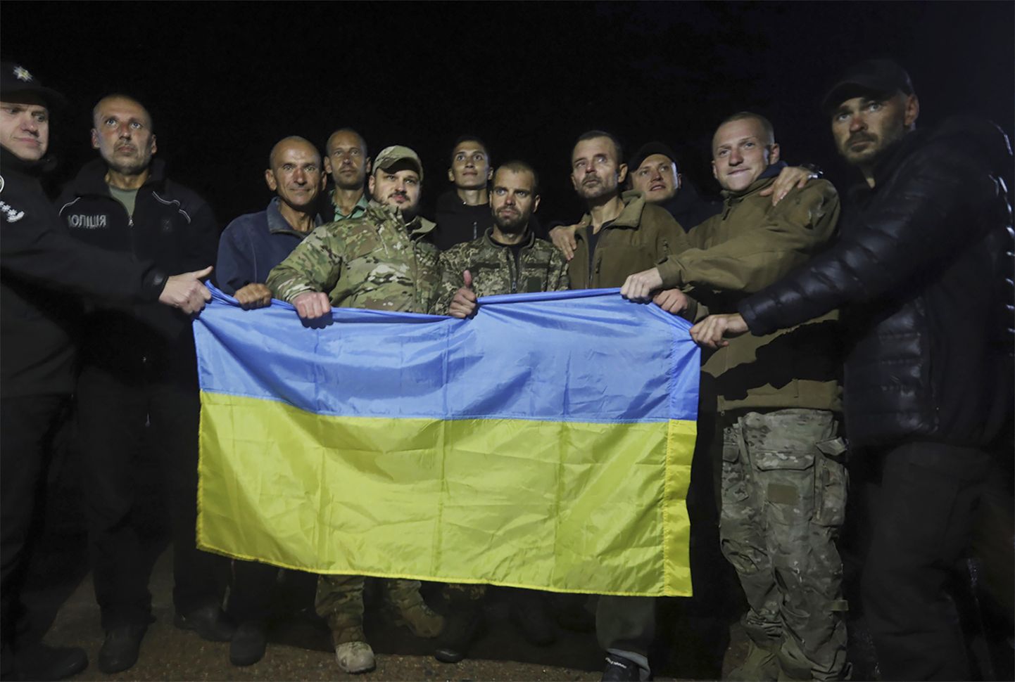 Ukrainas karavīri, kas bija nonākuši ienaidnieka gūstā, nu atgriezušies Ukrainā.