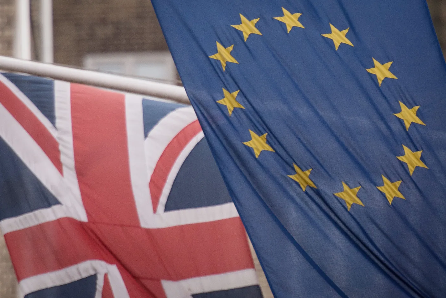 Флаги ЕС и Великобритании.