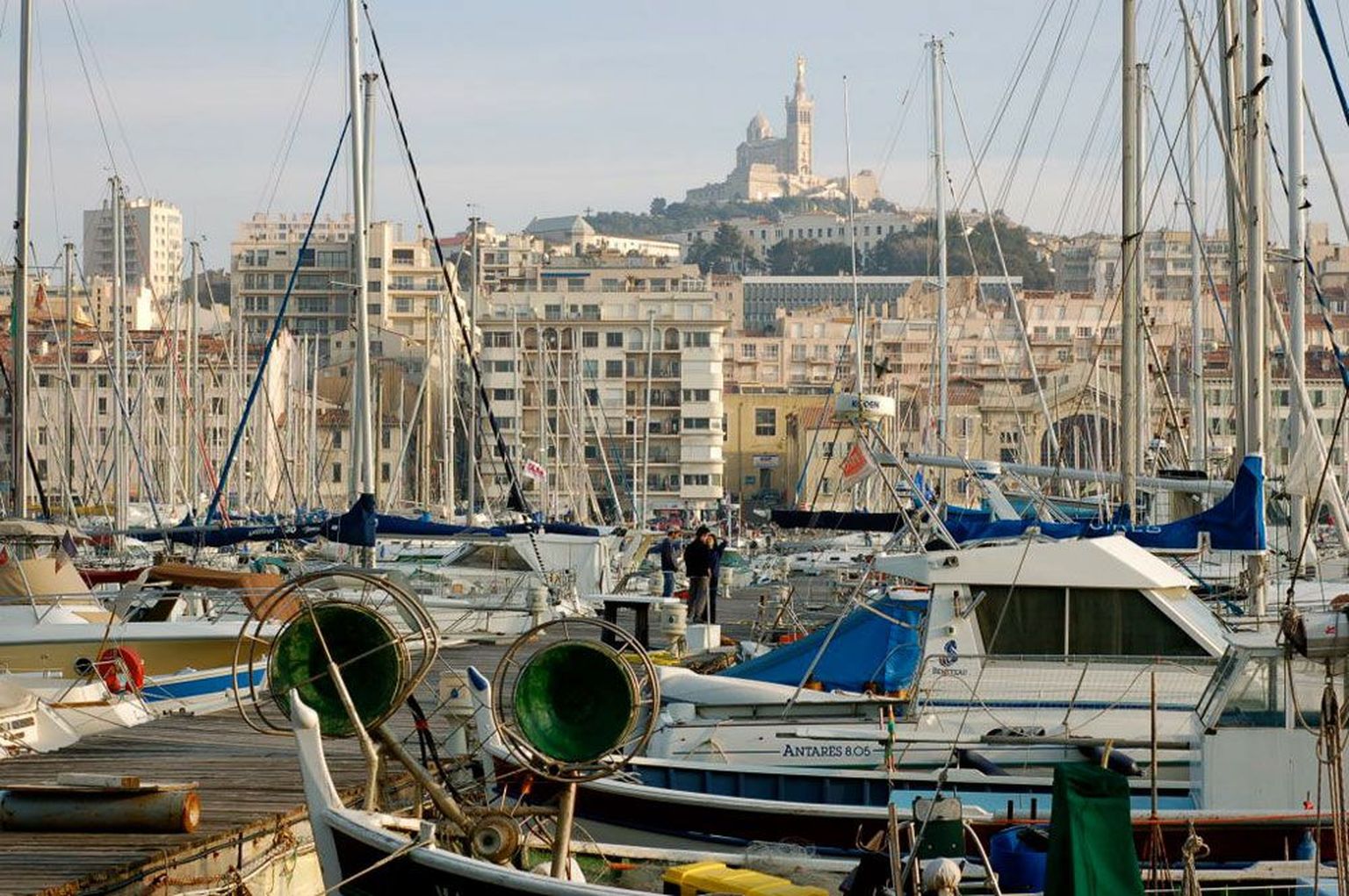 Marseille’ Vana sadam on linnasüdameks,   pakkudes vaateid, klassikalist kalaturgu ja kümneid kohvikuid ning restorane, taamal ilutseb aga Notre-Dame de la Garde – 160 meetri kõrgusel linna kohal     trooniv katedraal, üks linna olulisemaid sümboleid.