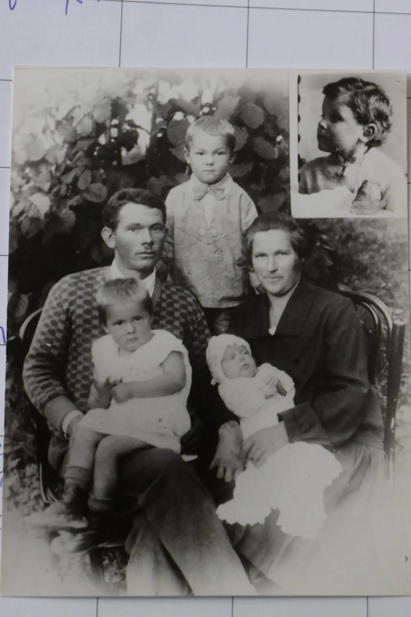 Kaukaasias asunud Uus-Eesti küla puusepp Osvald Kevvai 1930ndate algul tehtud fotol koos abikaasa ja lastega. Venemaa eestlaste ohvrinimekirja järgi arreteeris Nõukogude julgeolekuteenistus NKVD ta 29. juulil 1938. aastal. Kaks kuud hiljem mõisteti 37-aastane Osvald surma ja oktoobris lasti ta Krasnodaris maha. Täiesti absurdse süüdistuse järgi kuulus ta alates 1934. aastast «Eesti natsionalistlikkusse ja kontrrevolutsioonilisse diversiooni-spionaaži terroristlikkusse organisatsiooni». NKVD arreteeris Osvaldiga koos Uus-Eesti külas ja selle kõrval asunud väiksemas eestlaste külas Banatovis vähemalt 102 meest ja ühe naise. Ära viidi sisuliselt veerand kahe küla elanikest. Neist vähemalt 99 hukati või peksti surnuks sama aasta oktoobris Krasnodaris, kuid nende pered elasid teadmatuses oma meeste ja isade saatuse kohta kuni 1950ndate lõpuni. Vaid neljal mehel õnnestus hiljem oma perekonnaga sidet luua ja vaid kaks meest jõudsid tagasi kodukülla.