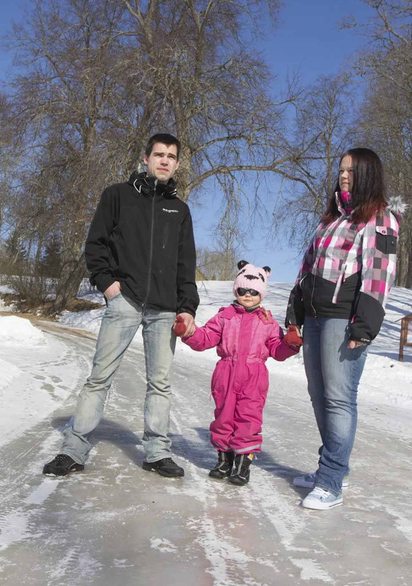 Päikeselisel talvepäeval olid metsade vahelt kodutalust Tuhalaane külakeskusesse tulnud pere vanemad liikmed Endo Hein, Maarja Mustik ja vanem tütar Marilin. Veidi külma saanud aastased kaksikud Gabriel ja Eleriin olid kodus tervist kosutamas.