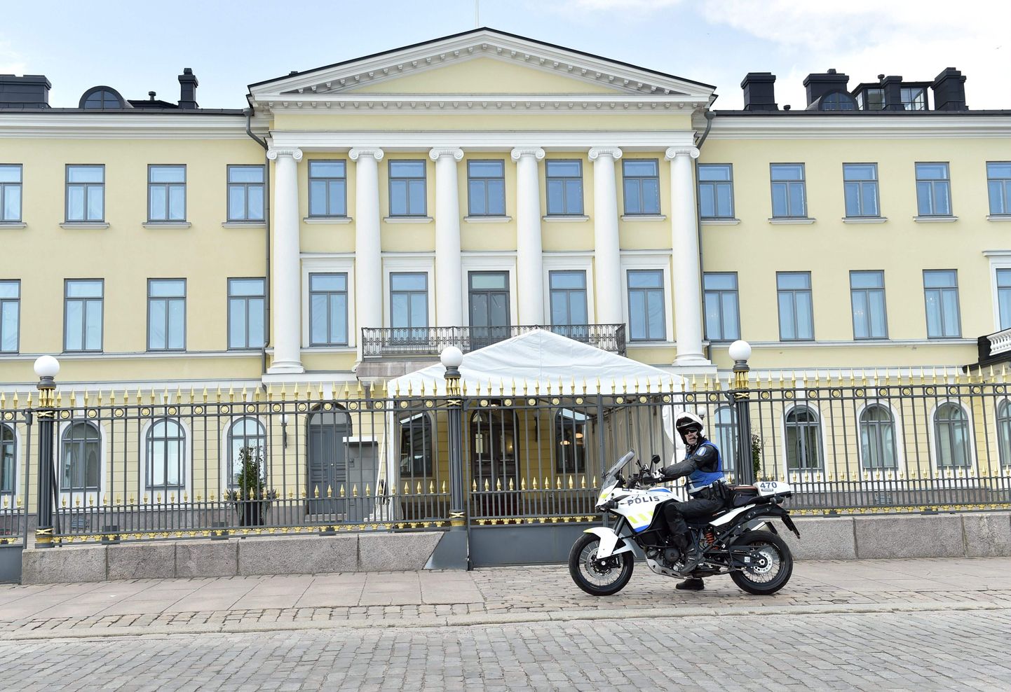 Politsei Helsingi presidendilossi ees.
