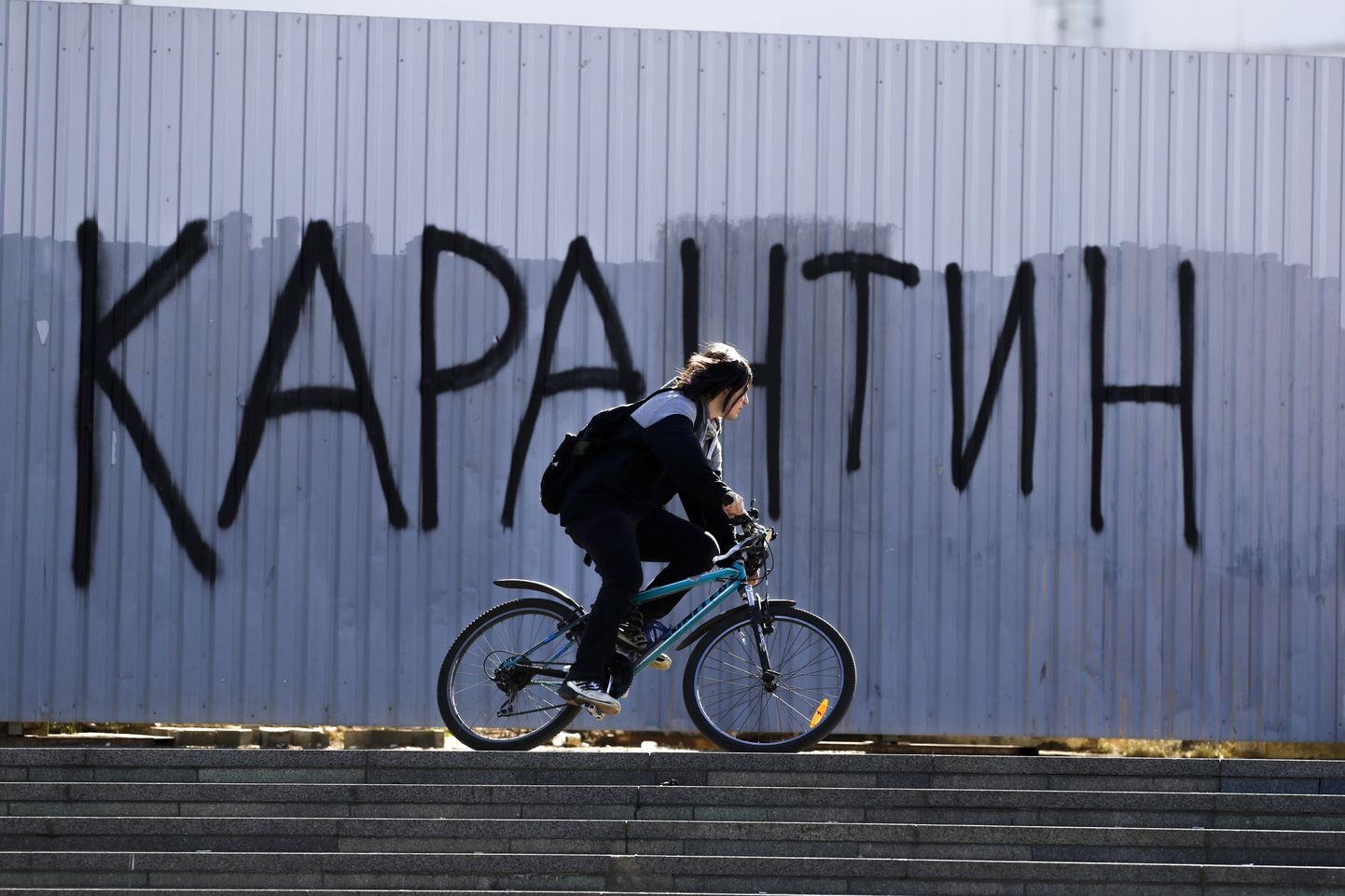 Naine sõidab jalgrattaga Minskis 6. aprill 2020.