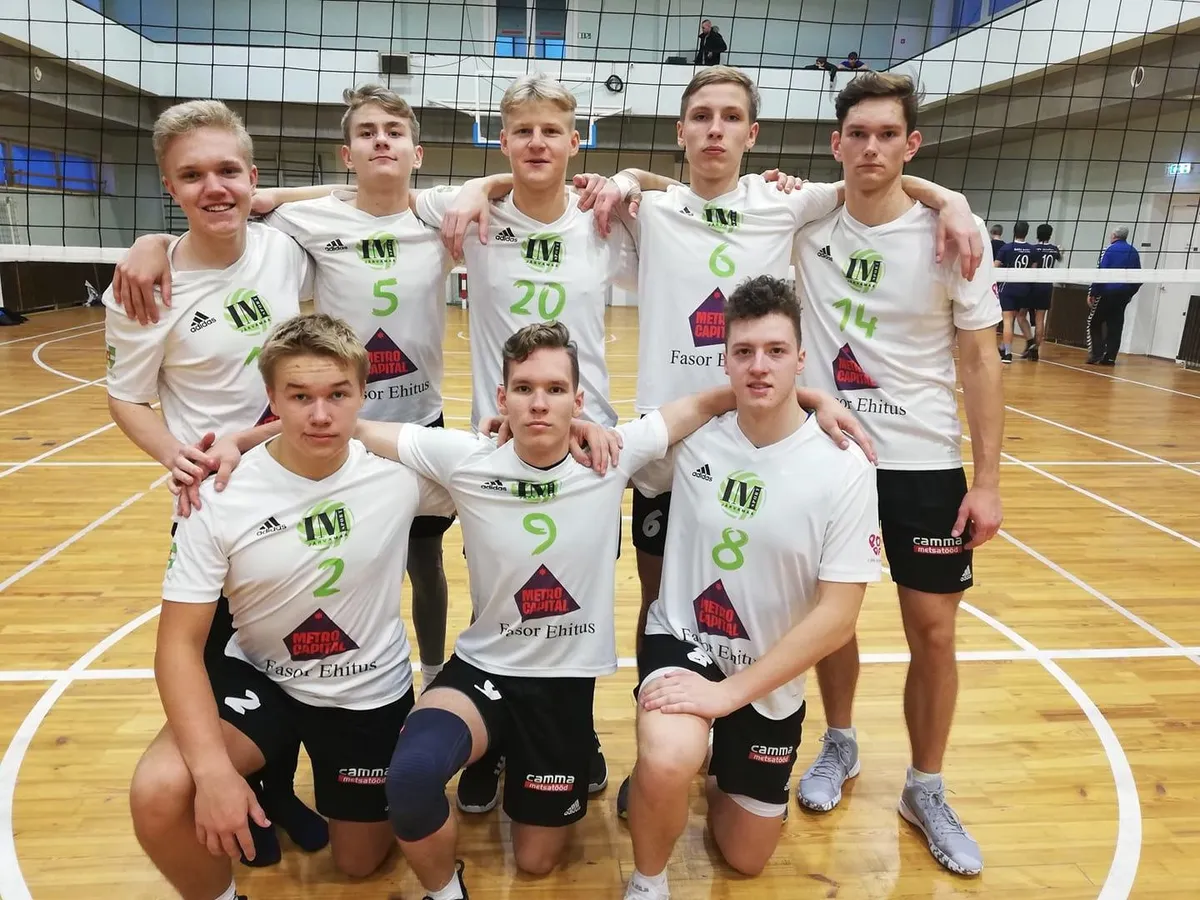 Kevin Kinev (tagareas vasakult esimene) on aastaid ammutanud võrkpallist head energiat ja hoidnud head vormi.